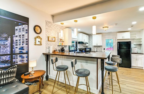 Cornelius Cottage | Weekend Getaway in Cornelius: Walk to Dining!