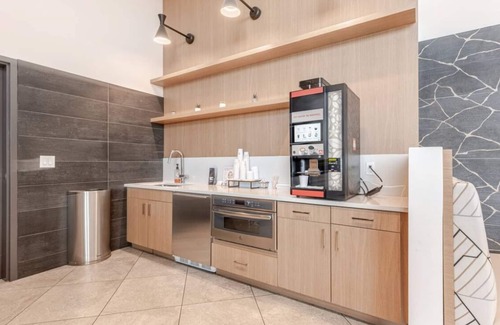 Flagler Village Apartment | Weekend Luxury 2BR w/Rooftop Pool, Jacuzzi, Game Lounge, Gym + Coffee Bar
