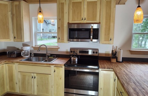 Albion House | Weekly discounts avail. Get away at this New house on Lovejoy Pond in Albion