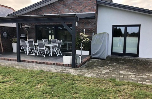 Zetel House | Weitblick-mit-Kind-und-Hund