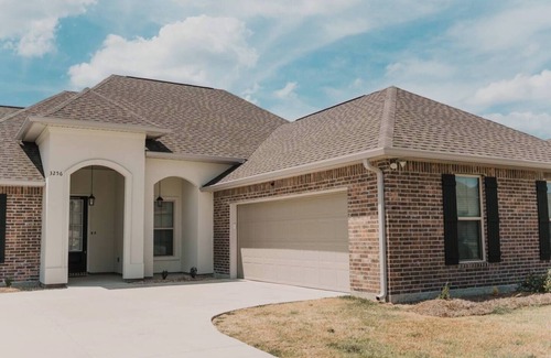 Lake Charles House | Welcome Contractor Stays at Rosehill Retreat
