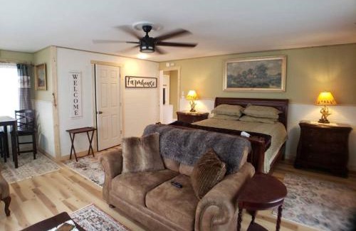 Port Crane Apartment | Welcome to Osborne Creek!