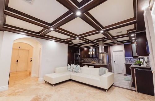 Ludlam Villa | Welcome to our Miami Getaway! Discover our stylish, comfortable luxurious villa!