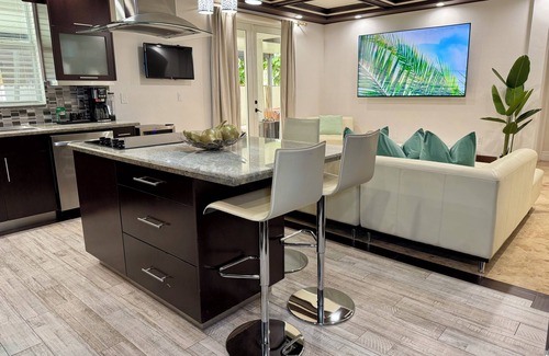 Ludlam Villa | Welcome to our Miami Getaway! Discover our stylish, comfortable luxurious villa!