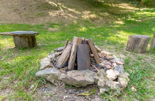 Lancaster Cabin | Welcome to peaceful Parkview Hollow, Gated Community 1 mile from lake!