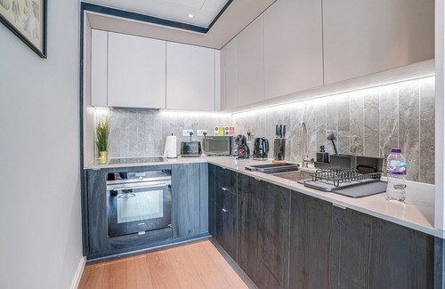 Oval Apartment | Welcome to Plotseeker’s Bright & cosy 1-bed flat in vibrant Vauxhall with A/C, private balcony & space for 4. Walk to Vauxhall & Oval stations—reach Big Ben & London Eye in 10 mins.