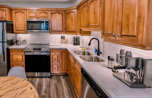 Collingwood House | Welcome to PonyTrail Spacious Family Townhome.Dog Friendly.Minutes to Blue Mountain