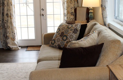 Gibbon House | Welcome to River Run 2-bedroom Barn Cottage