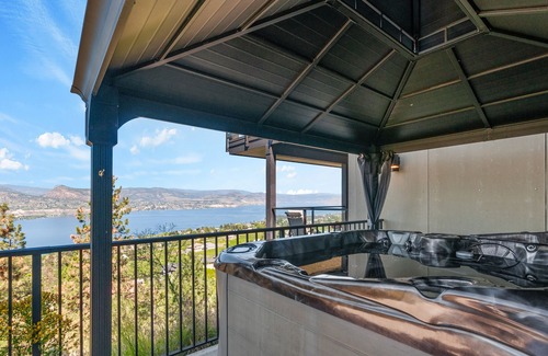 Okanagan-Similkameen House | Welcome to Serenity Vista a postcard view from every window