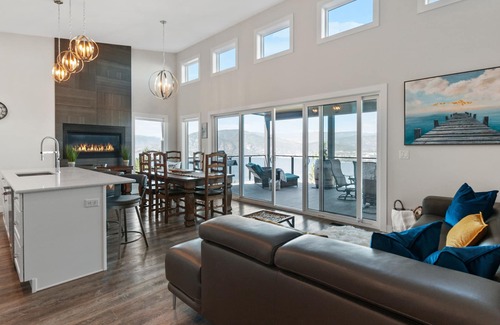 Okanagan-Similkameen House | Welcome to Serenity Vista a postcard view from every window