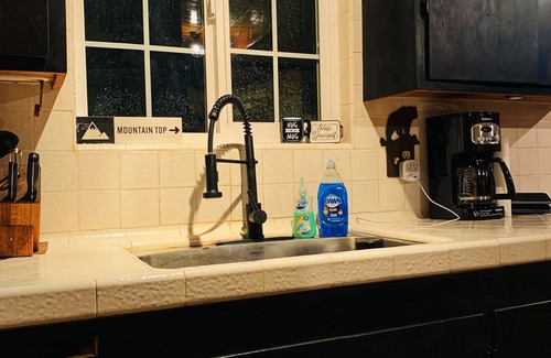 Shaver Lake Cabin | Welcome to The Lyon's Den in the beautiful East Village of Shaver Lake