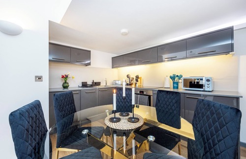 West Kensington Apartment | Welcome to your comfortable and convenient London retreat at Plotseeker’s 2 Bed 2 Bath Deluxe Flat in Kensington!