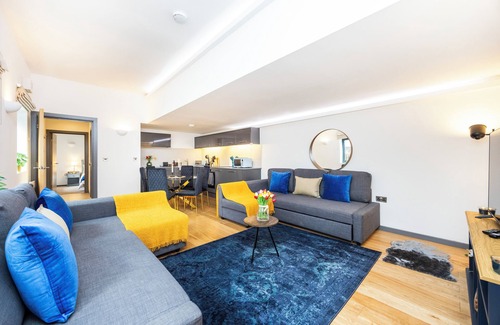 West Kensington Apartment | Welcome to your comfortable and convenient London retreat at Plotseeker’s 2 Bed 2 Bath Deluxe Flat in Kensington!
