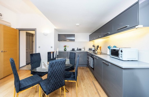 West Kensington Apartment | Welcome to your comfortable and convenient London retreat at Plotseeker’s 2 Bed 2 Bath Deluxe Flat in Kensington!