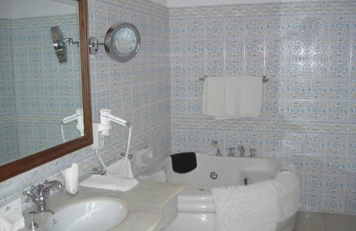 West Mere Hotel | WelcomHeritage Fernhills Royal Palace