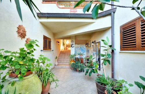 Parghelia Apartment | Welcoming house in Vibo Valentia with shared pool