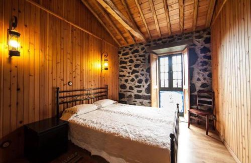 Cais do Pico House | Welcoming House in São Roque do Pico with Mountain View