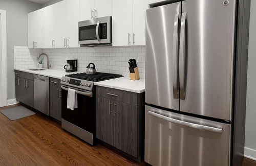 Chicago Apartment | Well-Appointed &Vibrant 2BR Apt