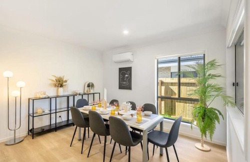 Browns Plains House | Well-decorated 4BR Family home steps to mall