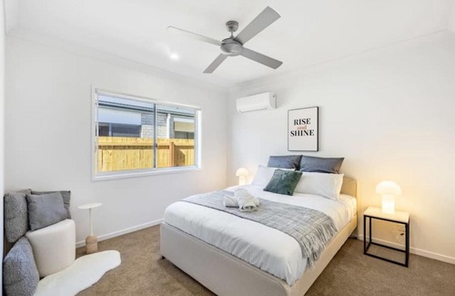 Browns Plains House | Well-decorated 4BR Family home steps to mall