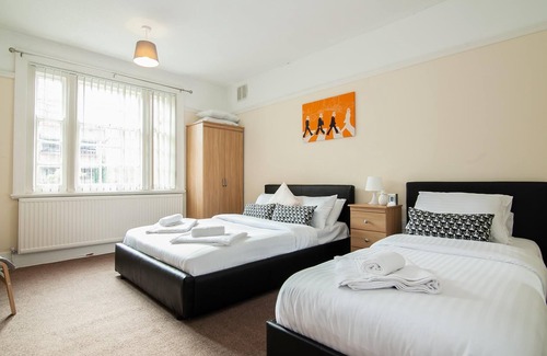 Bootle House | Well equipped large triple/family room 6@The Jolly
