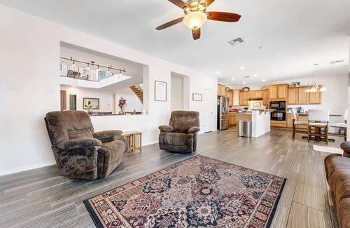 Westwing Mountain House | Well-located home with private pool, AC, fast WiFi & W/D - great for snowbirds