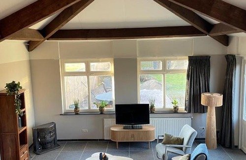 Kessel House | Wellness bungalow met privésauna en hot tub - Glamping aan de Maas