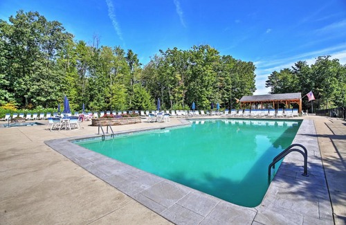 Moody House | Wells Beach Cottage with Pool Access about 1 Mi to Coast