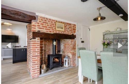 Cromer House | West Cottage. Central, beautiful, 2 mins to beach.
