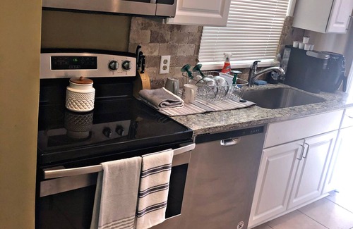 Atlanta House | West End Atlanta Hideout getaway! Privacy is KEY ! Close to everything