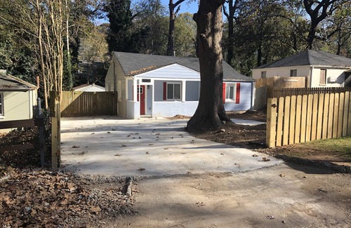 Atlanta House | West End Atlanta Hideout getaway! Privacy is KEY ! Close to everything