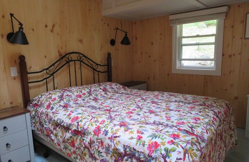 Whitney Cottage | West-facing Hay Lake cottage with access to Algonquin Park