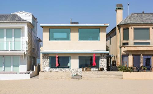 Santa Ana Heights House | West Newport Oceanfront Home and Patio on 65th St