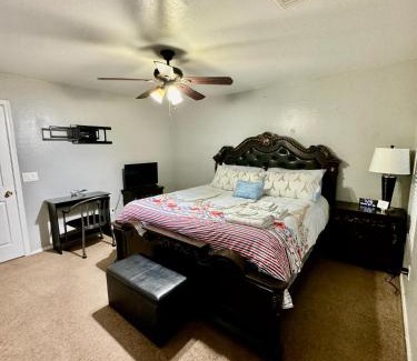 Trailwood House | West PHX Cozy king suit with private bathroom Inside a house