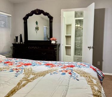 Trailwood House | West PHX Cozy king suit with private bathroom Inside a house