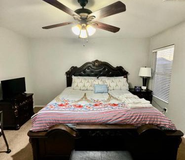 Trailwood House | West PHX Cozy king suit with private bathroom Inside a house