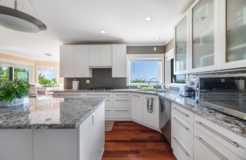 West Vancouver Villa | West Vancouver luxurious getaway w/indoor swimming pool