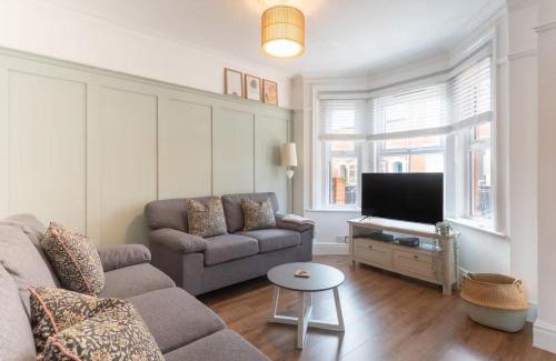 Caversham Apartment | Westfield Town-House Free Parking, Secure Garden