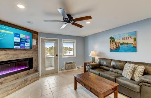 Lake Delton House | WFC Lakefront Views Family or Romance