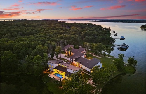 Malakoff House | Whispering Waters: Lake Front- Pool & Hot Tub