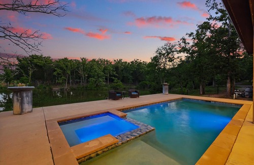 Malakoff House | Whispering Waters: Lake Front- Pool & Hot Tub
