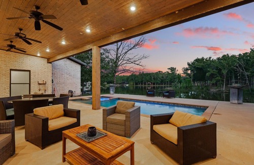 Malakoff House | Whispering Waters: Lake Front- Pool & Hot Tub