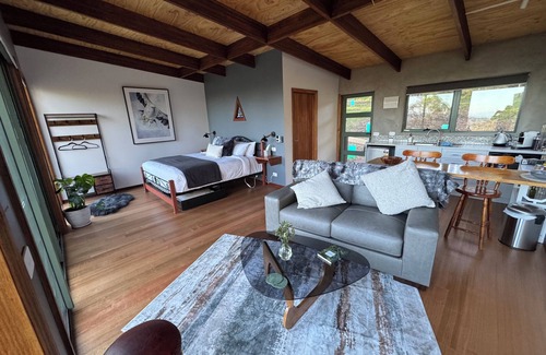 Kingborough Apartment | White-bellied Sea Eagle Studio