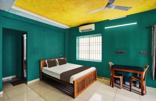 Kakkanad Hotel | White Clouds Inn