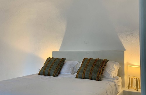 Akrotiri Hotel | White Curves