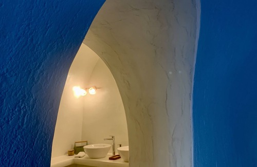 Akrotiri Hotel | White Curves