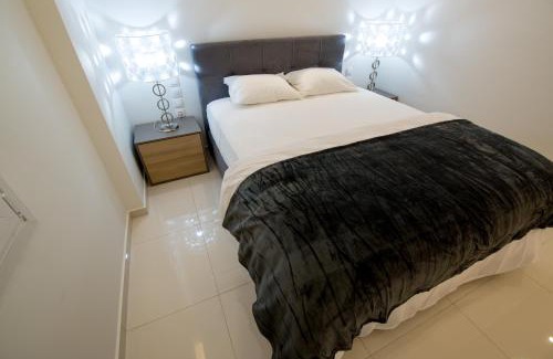 Omonia Apartment | White Lux Apartment For 2 VIPGreece