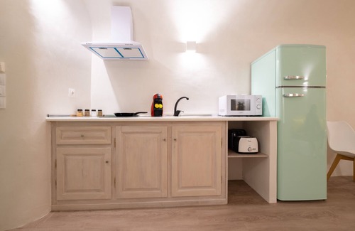 Pyrgos House | White Orchid Cave House & Studio