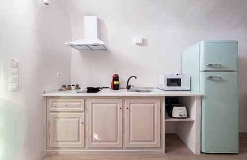 Pyrgos House | White Orchid Cave House & Studio