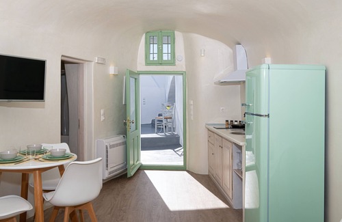 Pyrgos House | White Orchid Cave House & Studio